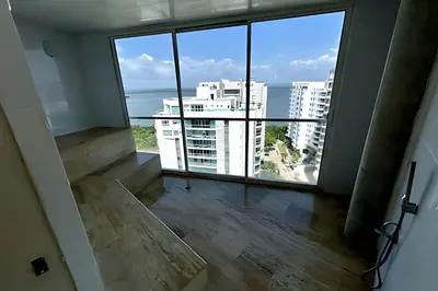 a room with a large window with a view of the ocean at Fantástico apartamento 505 in Cartagena de Indias