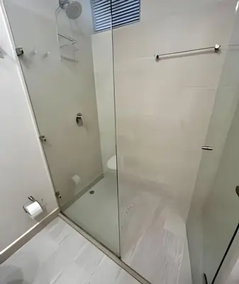 a shower with a glass door in a bathroom at Fantástico apartamento 505 in Cartagena de Indias