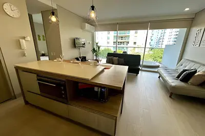 a kitchen and living room with a couch and a table at Fantástico apartamento 505 in Cartagena de Indias