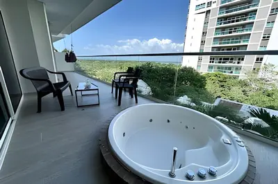 a bath tub on a balcony with a view of a building at Fantástico apartamento 505 in Cartagena de Indias