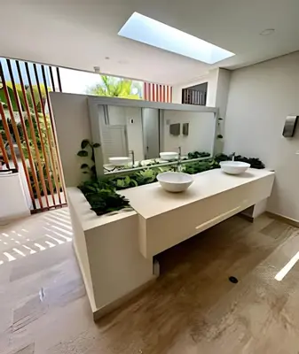a bathroom with two sinks and a large mirror at Fantástico apartamento 505 in Cartagena de Indias