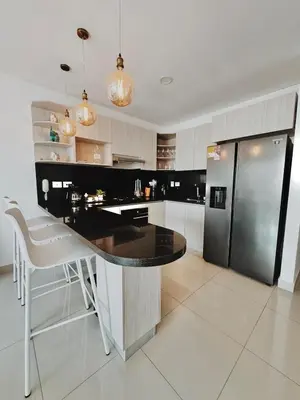 a kitchen with a black counter and a refrigerator at Apartamento con hermosa vista en Bocagrande in Cartagena de Indias