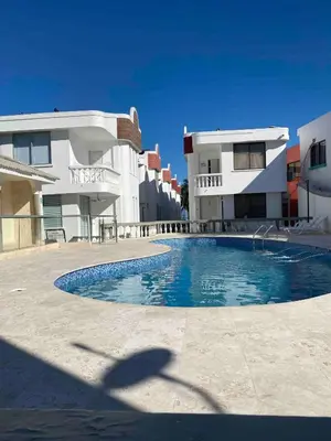a large swimming pool in front of a building at Cabaña 5 - Conjunto frente al mar con piscina in Coveñas