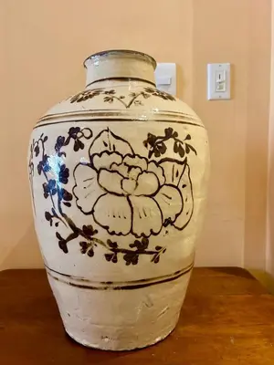 a large white vase sitting on top of a table at Apto cuesta 203 in Cartagena de Indias