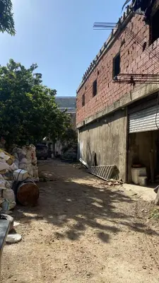 an alley next to a brick building with a garage at Cómodo & Económico Apartamento para 4 pax en La Boquilla in Cartagena de Indias