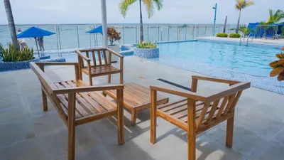 two chairs and a table next to a swimming pool at Magico Apartamento Frente al Mar 4 Habitaciones BM33 in Coveñitas
