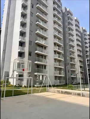 a large apartment building in front of a parking lot at Apto Hermoso Samu in Barranquilla