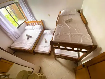 a small room with two bunk beds and a window at Amplio y Luminoso Apto en Tolú in Santiago