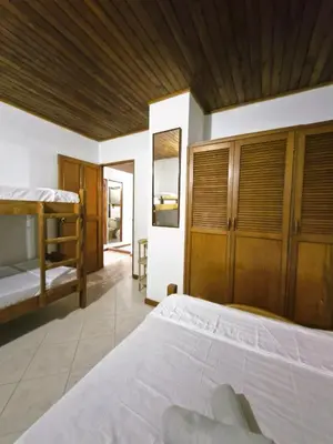 a bedroom with a bed and a wooden ceiling at Amplio y Luminoso Apto en Tolú in Santiago
