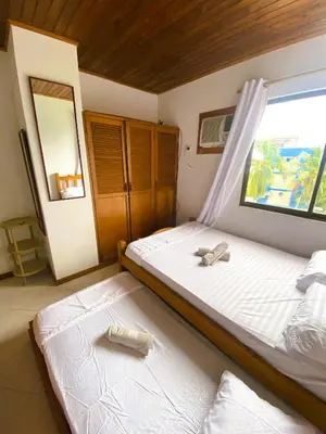 a bedroom with two beds and a window at Amplio y Luminoso Apto en Tolú in Santiago