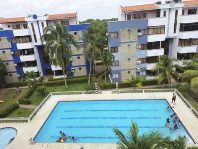 an overhead view of a swimming pool in front of buildings at Amplio y Luminoso Apto en Tolú in Santiago