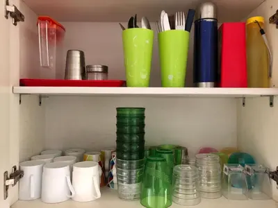 a shelf with cups and utensils on it at Refugio olgamar, Cabaña con kiosco cerca al mar in Moñitos