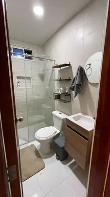 a bathroom with a shower and a toilet and a sink at Escapate a Tolú - Lindo Apartamento in Santiago