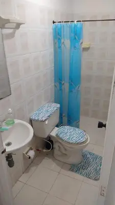 a bathroom with a toilet and a sink at Apartamento Acogedor Yenis House in Cartagena de Indias