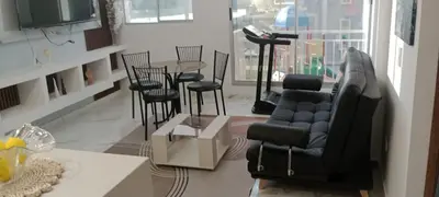 a living room with a couch and a table and chairs at lindo departamento in Cartagena de Indias