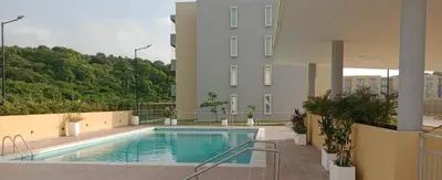 a swimming pool in front of a building at lindo departamento in Cartagena de Indias