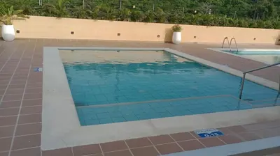 a swimming pool with blue tiles in a building at lindo departamento in Cartagena de Indias