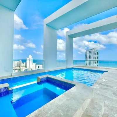 a large swimming pool on the roof of a building at DUPLEX DE LUJO CON VISTA AL MAr in Cartagena de Indias