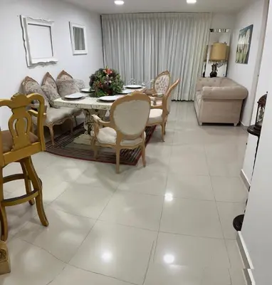 a living room with a table and chairs and a couch at Apartamento Vacacional en Bocagrande in Cartagena de Indias