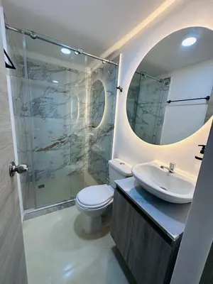 a bathroom with a sink and a toilet and a mirror at Apartamento lujoso en Cartagena in Cartagena de Indias