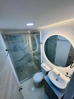 a bathroom with a toilet and a sink and a mirror at Apartamento lujoso en Cartagena in Cartagena de Indias