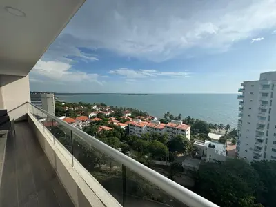 a balcony with a view of a city and the ocean at Hermoso apartamento con vista al mar in Santa Marta
