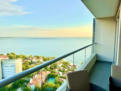 a balcony with a view of the ocean at Hermoso apartamento con vista al mar in Santa Marta