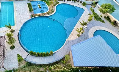 an overhead view of a pool at a resort at Hermoso apartamento con vista al mar in Santa Marta
