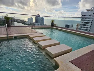 a swimming pool on the roof of a building at Apartamento cerca al mar y centro histórico in Cartagena de Indias