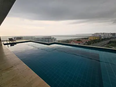 a swimming pool with a view of the ocean at Espectacular Apartamento 9no piso in Cartagena de Indias