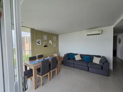 a living room with a couch and a table at Espectacular Apartamento 9no piso in Cartagena de Indias