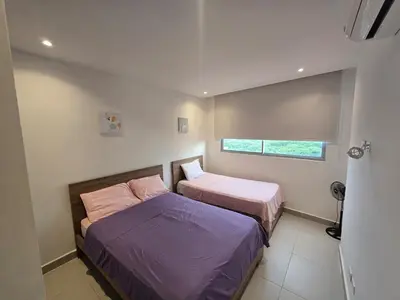 a bedroom with two beds and a window at Espectacular Apartamento 9no piso in Cartagena de Indias