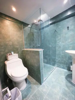 a bathroom with a toilet and a glass shower at Apartamento frente al mar in Cartagena de Indias