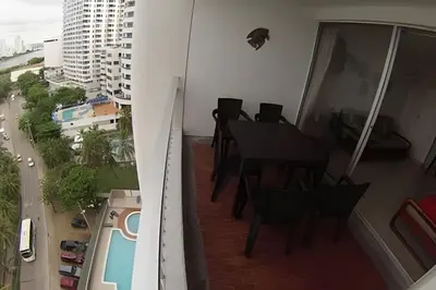 a balcony with a table and chairs in a apartment at Hermoso apartamento con vista en el laguito in Cartagena de Indias