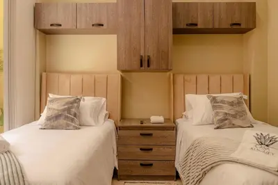 two beds sitting next to each other in a bedroom at Casa Maguey – Refugio Tropical en el Centro de Cartagena in Cartagena de Indias