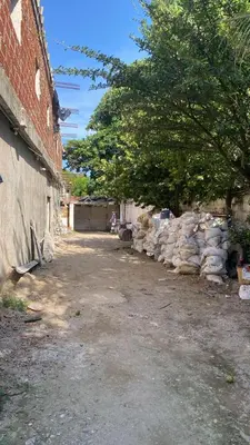 a dirt alley with a building and a tree at Apartamento para Grupos En La Boquilla BBB in Cartagena de Indias