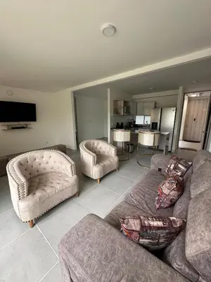a living room with a couch and two chairs at Cartagena Vibes-Apartamento Serena del Mar in Cartagena de Indias