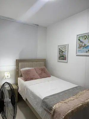 a bedroom with a bed and a fan at Hermoso apartamento en Miramar in Barranquilla
