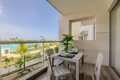 a balcony with a table and chairs and a view of the ocean at Vista a Laguna cristalina + 2 alc + parking in Cartagena de Indias