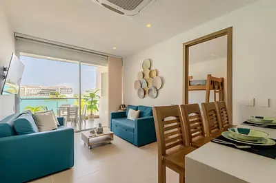 a living room with a blue couch and a table at Vista a Laguna cristalina + 2 alc + parking in Cartagena de Indias