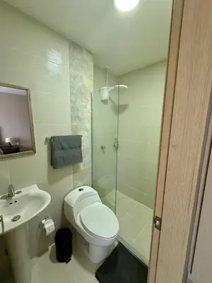 a bathroom with a toilet and a sink and a shower at Apto Moderno Cómodo y acogedor Excelente ubicación Norte Barranquilla in Barranquilla