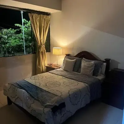 Habitación con baño privado y aíre acondicionado frente al mar