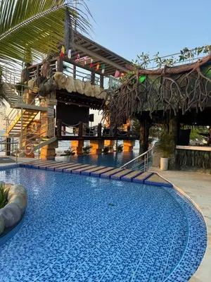 a large swimming pool in front of a building at Moderno apartamento en Playas del Francés