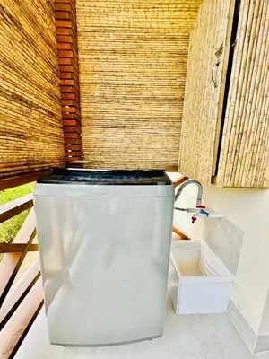 a bathroom with a toilet in a room at Moderno apartamento en Playas del Francés