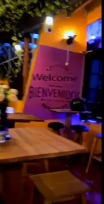 a sign for a welcome sign in a restaurant at Confort Compartida Ctg x3 in Cartagena de Indias