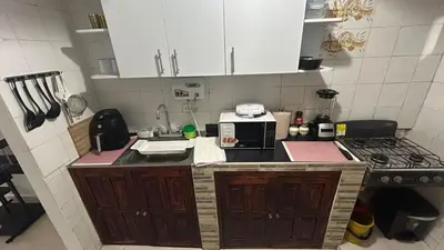 a small kitchen with a counter and a microwave at Apartamento en Cartagena de Indias in Cartagena de Indias