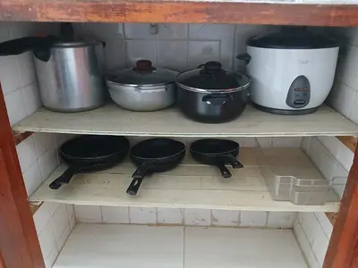a shelf with pots and pans and a blender at Apartamento en Cartagena de Indias in Cartagena de Indias