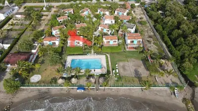 an aerial view of a house with a swimming pool at Hermosa villa frente al mar in San Silvestre