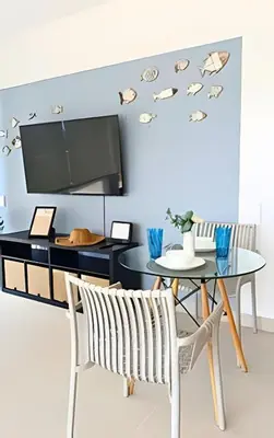 a dining room with a table and a tv at Ultimo piso, amplia terraza y vista impresionante! in Los Arrayanes