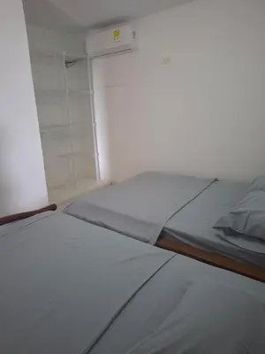 a bed in a small room with a window at Alojamiento Marbella Turismo in Cartagena de Indias